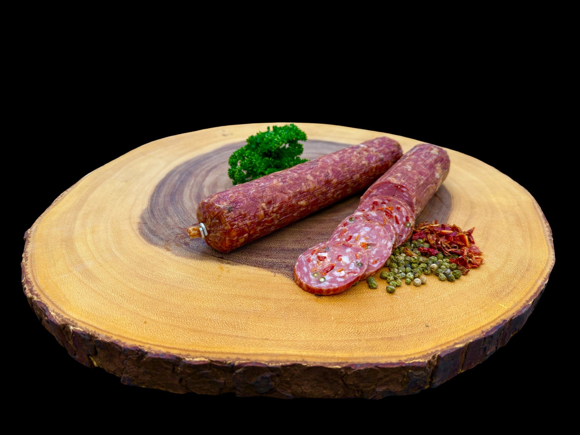 droge worst met rode paprika en groene peper          op beukenhout gerookt